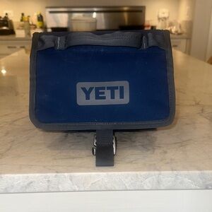 YETI Navy DAYTRIP Lunch Bag/Used but Good Condition
